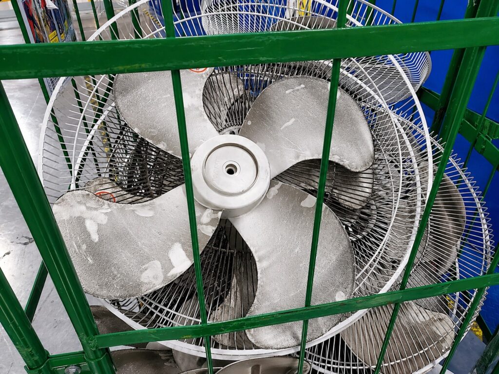 분해된 선풍기 카트로 이동하는 모습2