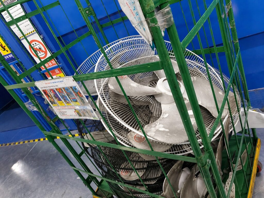분해된 선풍기 카트로 이동하는 모습1