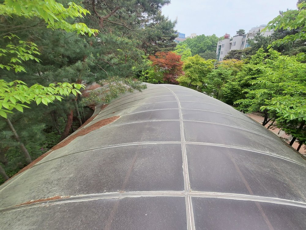 특수청소 작업 전 오염 상태 캐노피 혹은 렉산 패널 표면 전체가 미세먼지와 황사, 수목 유기물로 인해 탁하게 오염되어 있습니다.